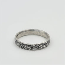 Load image into Gallery viewer, Fleur Sterling Ring Band - Size 6
