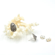 Load image into Gallery viewer, Shell Stud Earrings