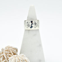 Load image into Gallery viewer, Diamond Pattern Cigar Band Ring