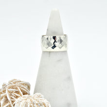 Load image into Gallery viewer, Diamond Pattern Cigar Band Ring