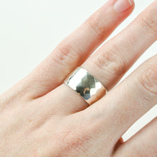Load image into Gallery viewer, Diamond Pattern Cigar Band Ring