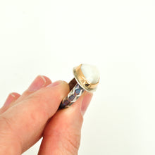 Load image into Gallery viewer, Two Tone Mother of Pearl Ring with Decorative Band - Size 6
